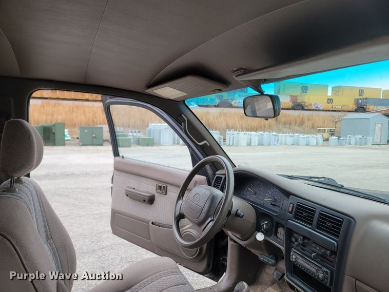 image for item MH9688 1996 Toyota Tacoma  XtraCab pickup truck