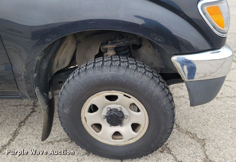 image for item MH9688 1996 Toyota Tacoma  XtraCab pickup truck