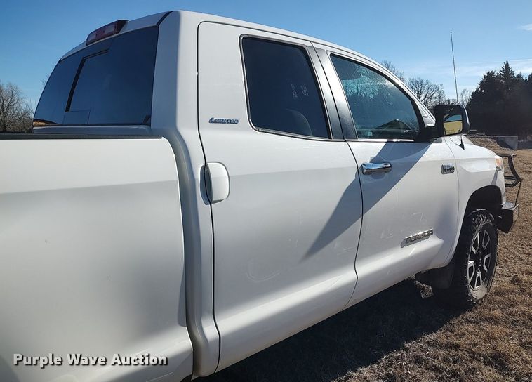 image for item MM9952 2015 Toyota Tundra  Double Cab pickup truck