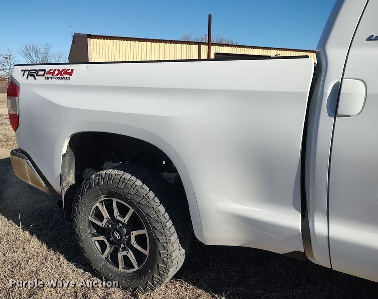 image for item MM9952 2015 Toyota Tundra  Double Cab pickup truck