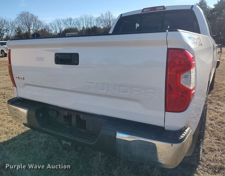 image for item MM9952 2015 Toyota Tundra  Double Cab pickup truck