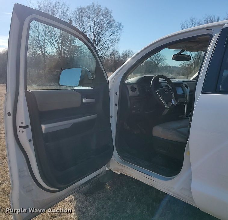 image for item MM9952 2015 Toyota Tundra  Double Cab pickup truck