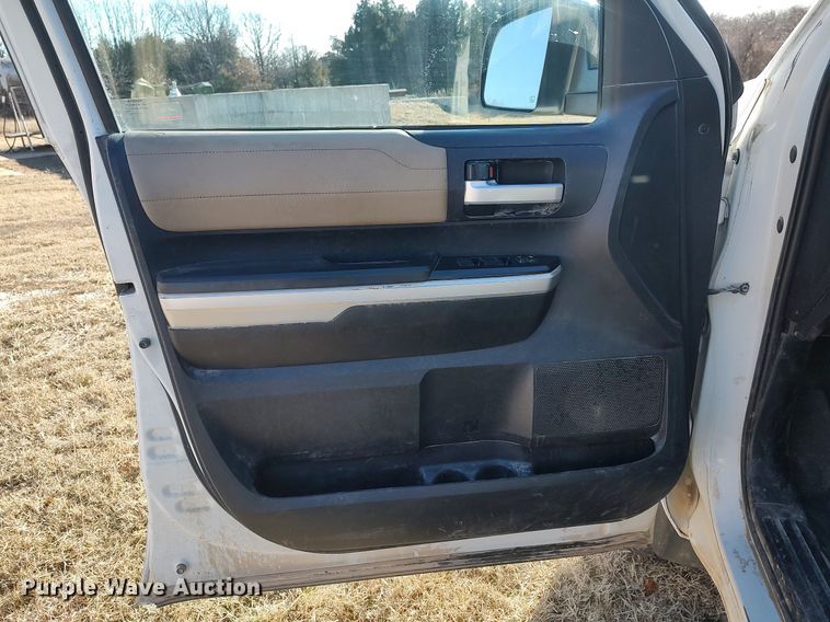 image for item MM9952 2015 Toyota Tundra  Double Cab pickup truck