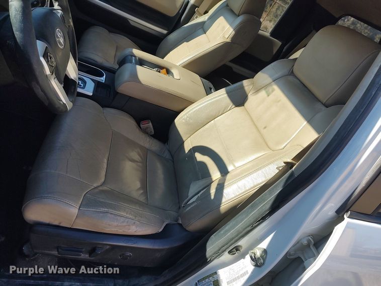 image for item MM9952 2015 Toyota Tundra  Double Cab pickup truck