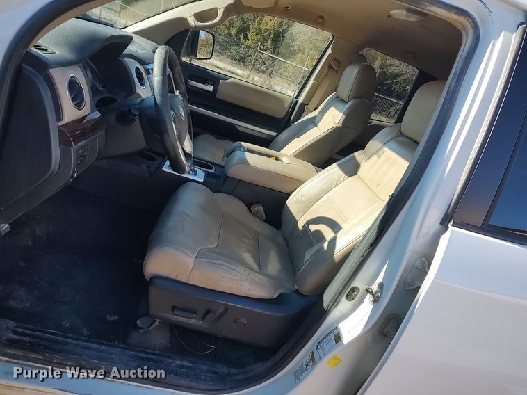 image for item MM9952 2015 Toyota Tundra  Double Cab pickup truck