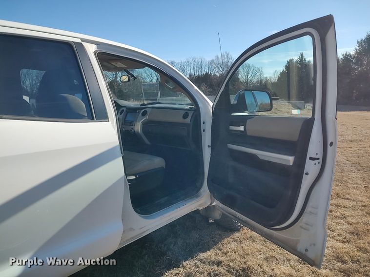 image for item MM9952 2015 Toyota Tundra  Double Cab pickup truck