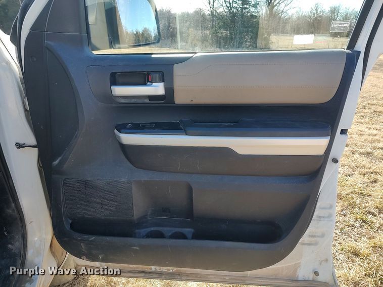 image for item MM9952 2015 Toyota Tundra  Double Cab pickup truck