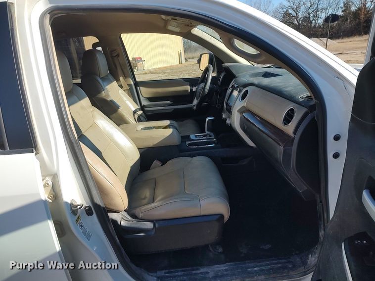 image for item MM9952 2015 Toyota Tundra  Double Cab pickup truck