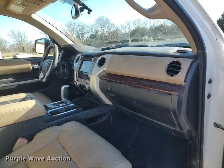 image for item MM9952 2015 Toyota Tundra  Double Cab pickup truck