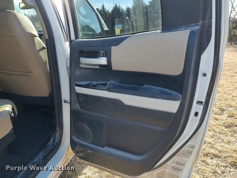 image for item MM9952 2015 Toyota Tundra  Double Cab pickup truck