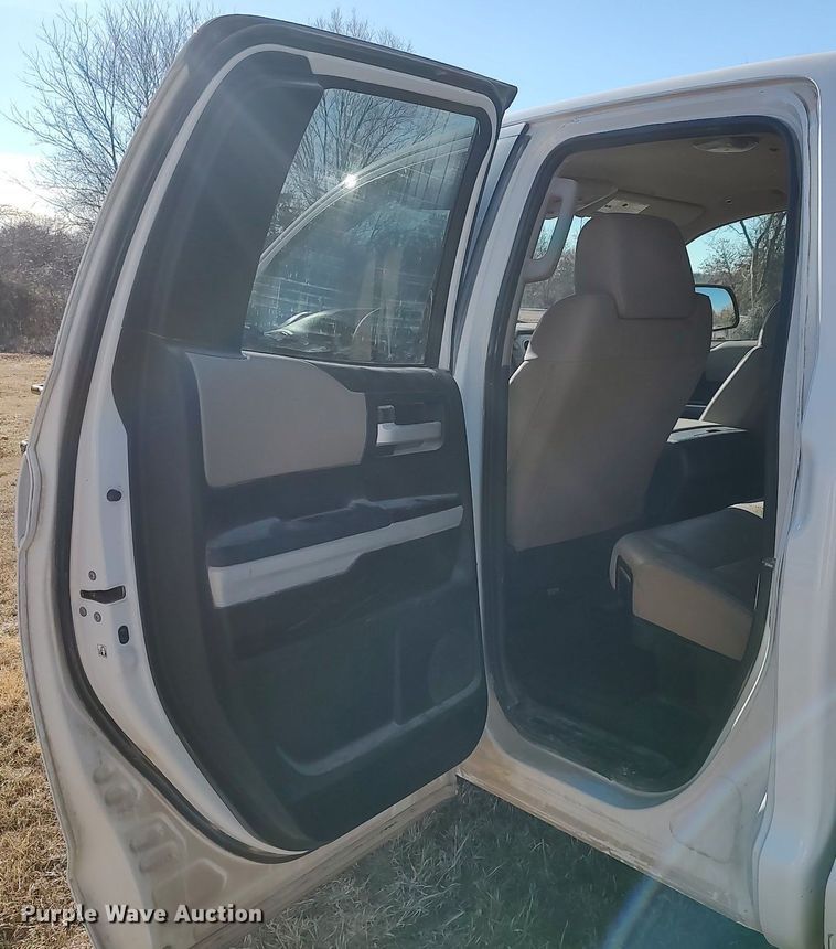 image for item MM9952 2015 Toyota Tundra  Double Cab pickup truck