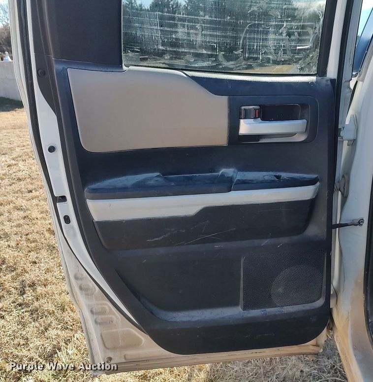 image for item MM9952 2015 Toyota Tundra  Double Cab pickup truck