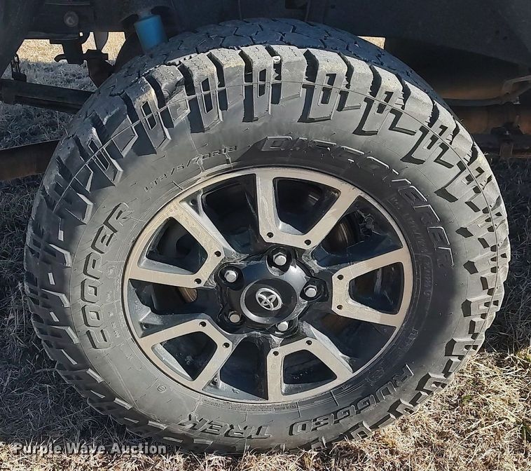 image for item MM9952 2015 Toyota Tundra  Double Cab pickup truck