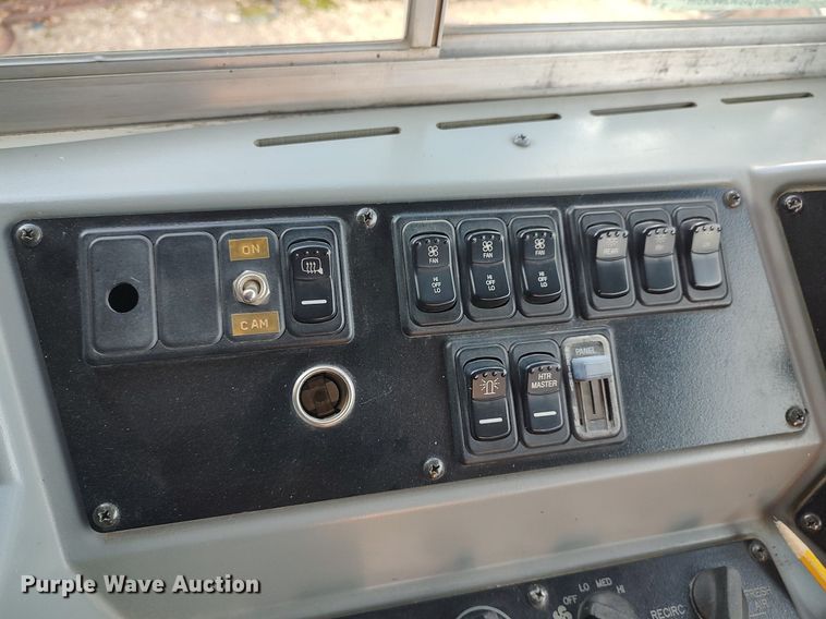 image for item MM9954 2003 International 3800  school bus