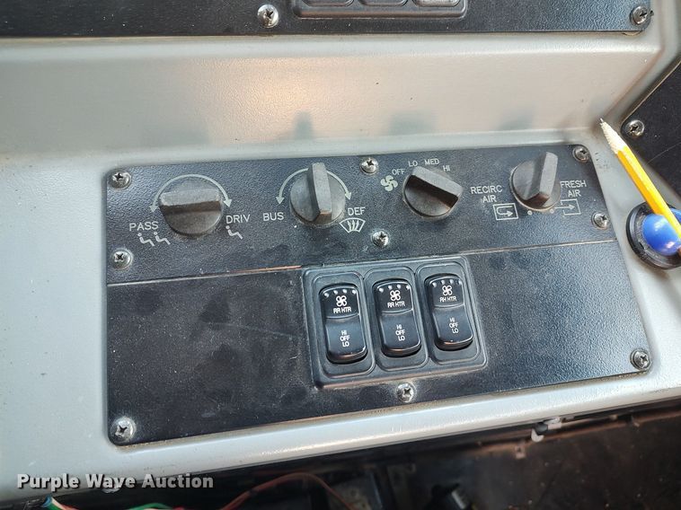 image for item MM9954 2003 International 3800  school bus