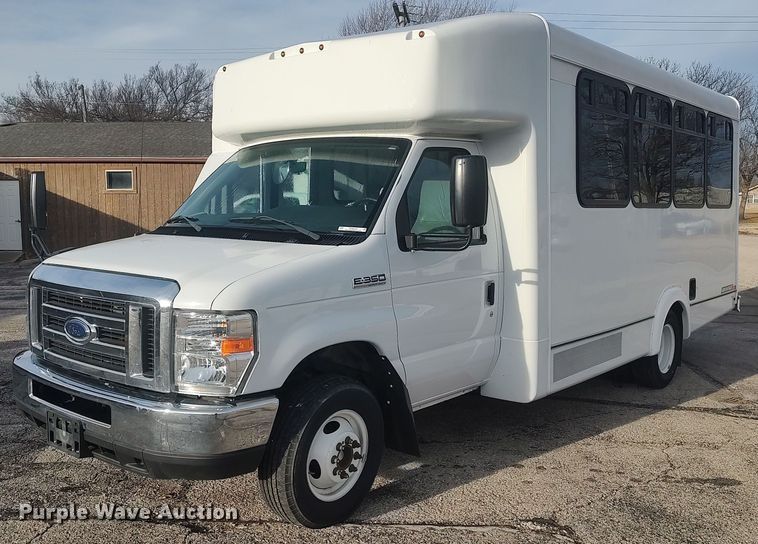 image for item MM9963 2017 Ford E350 Super Duty  shuttle bus