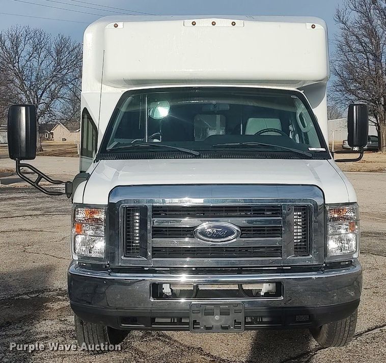 image for item MM9963 2017 Ford E350 Super Duty  shuttle bus