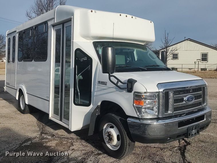 image for item MM9963 2017 Ford E350 Super Duty  shuttle bus