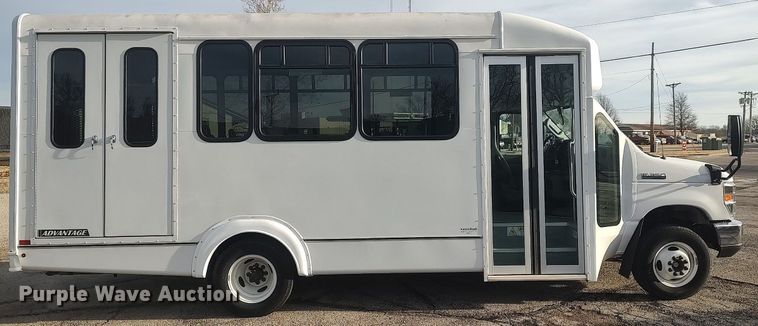 image for item MM9963 2017 Ford E350 Super Duty  shuttle bus