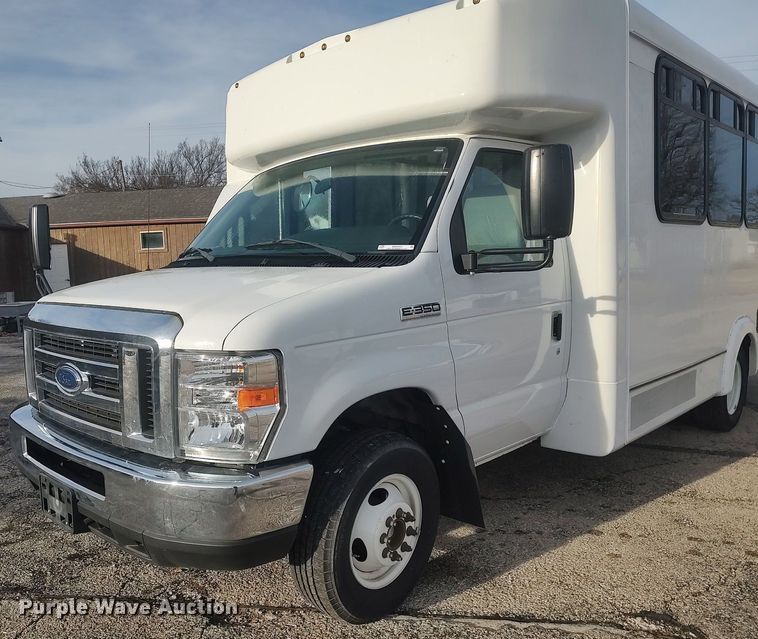 image for item MM9963 2017 Ford E350 Super Duty  shuttle bus