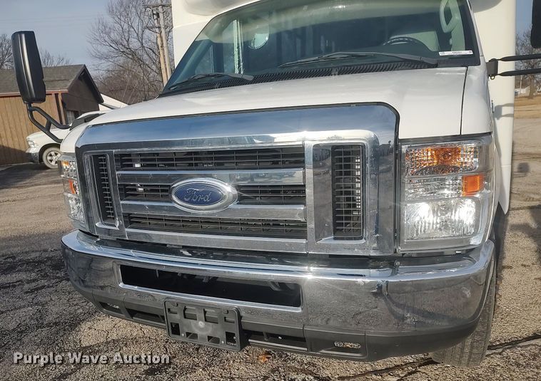 image for item MM9963 2017 Ford E350 Super Duty  shuttle bus