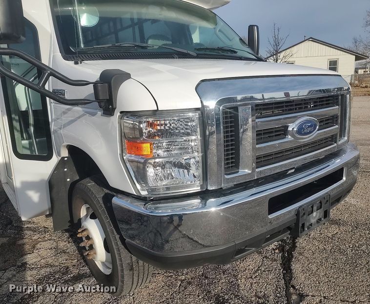 image for item MM9963 2017 Ford E350 Super Duty  shuttle bus
