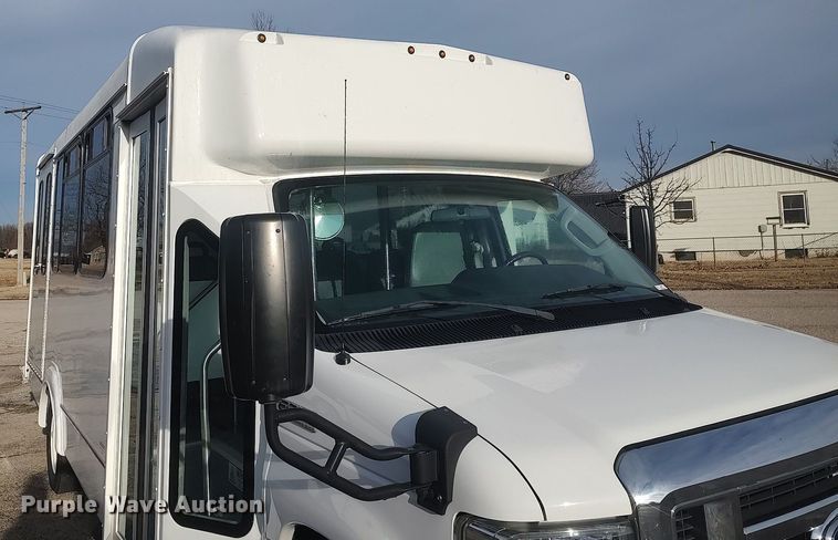 image for item MM9963 2017 Ford E350 Super Duty  shuttle bus