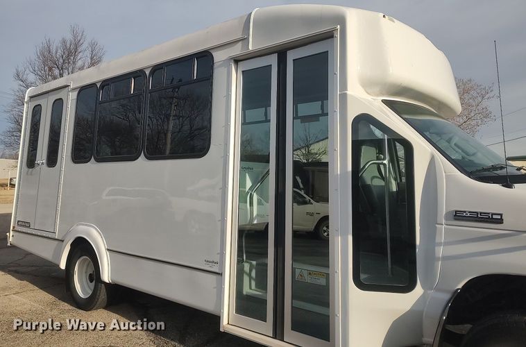 image for item MM9963 2017 Ford E350 Super Duty  shuttle bus