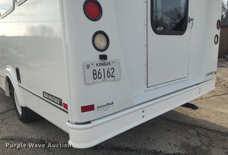 image for item MM9963 2017 Ford E350 Super Duty  shuttle bus