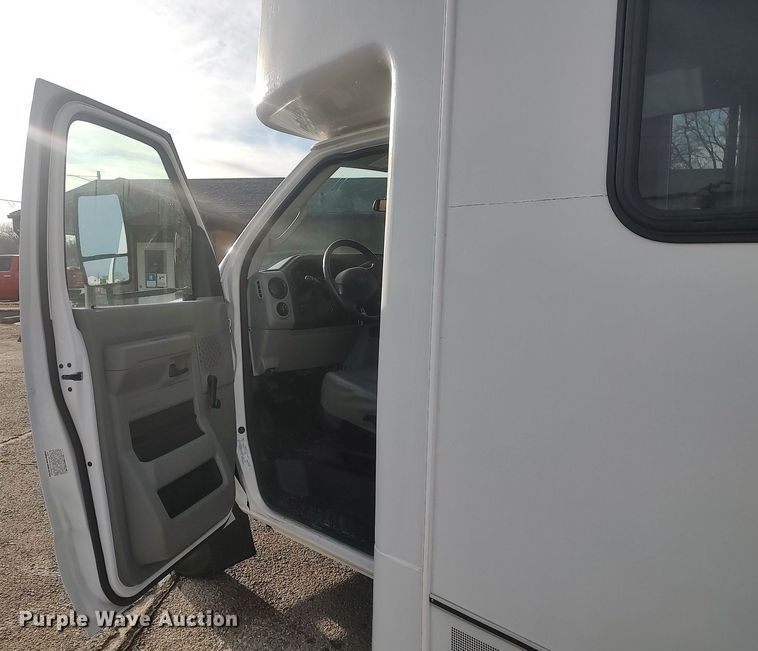image for item MM9963 2017 Ford E350 Super Duty  shuttle bus