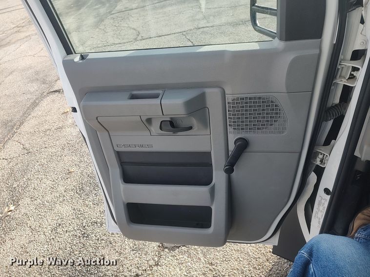 image for item MM9963 2017 Ford E350 Super Duty  shuttle bus