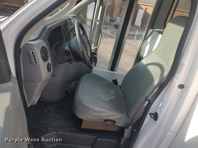 image for item MM9963 2017 Ford E350 Super Duty  shuttle bus