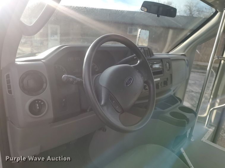 image for item MM9963 2017 Ford E350 Super Duty  shuttle bus