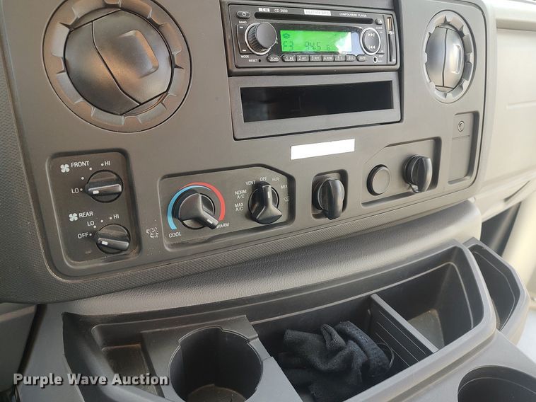 image for item MM9963 2017 Ford E350 Super Duty  shuttle bus