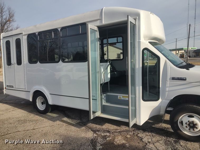 image for item MM9963 2017 Ford E350 Super Duty  shuttle bus