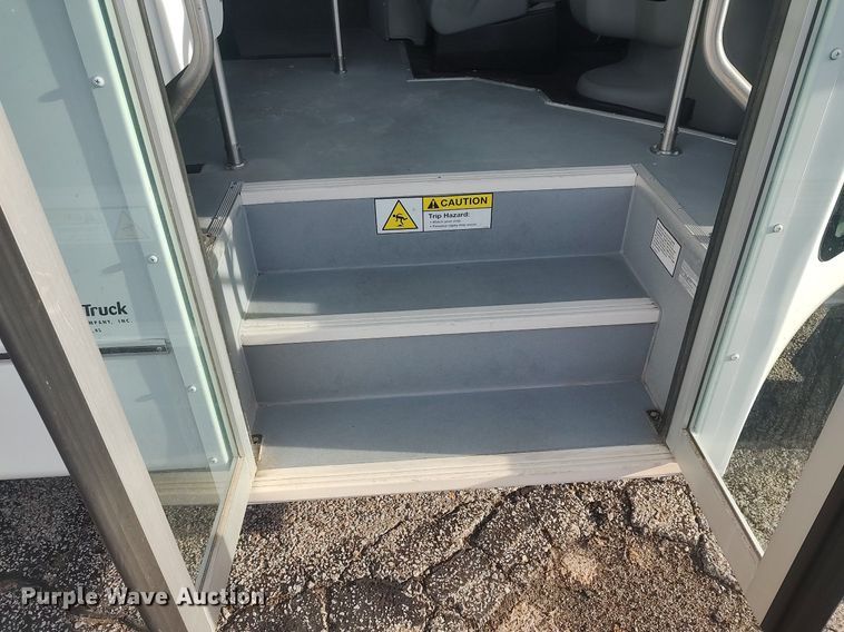 image for item MM9963 2017 Ford E350 Super Duty  shuttle bus