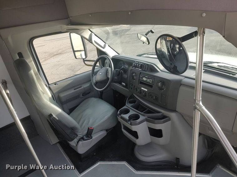 image for item MM9963 2017 Ford E350 Super Duty  shuttle bus