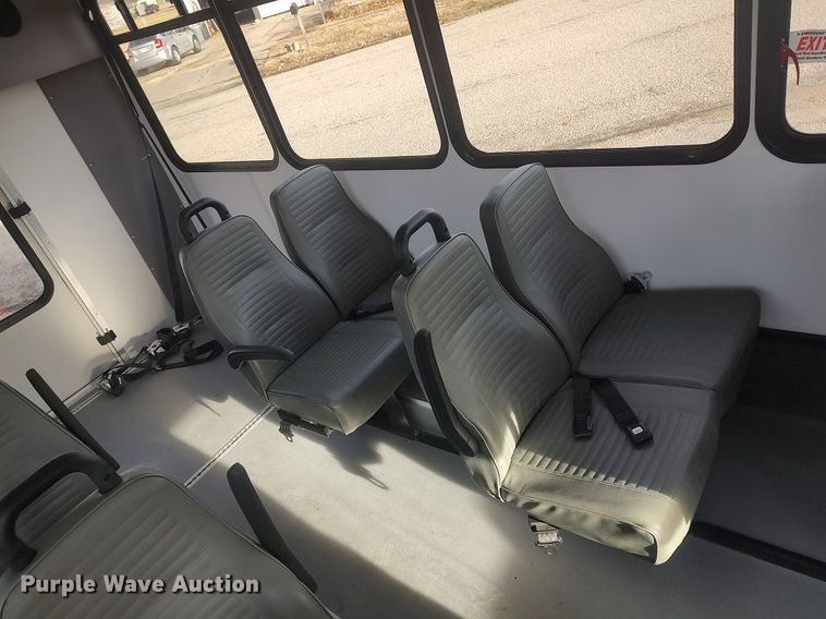 image for item MM9963 2017 Ford E350 Super Duty  shuttle bus