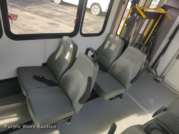 image for item MM9963 2017 Ford E350 Super Duty  shuttle bus