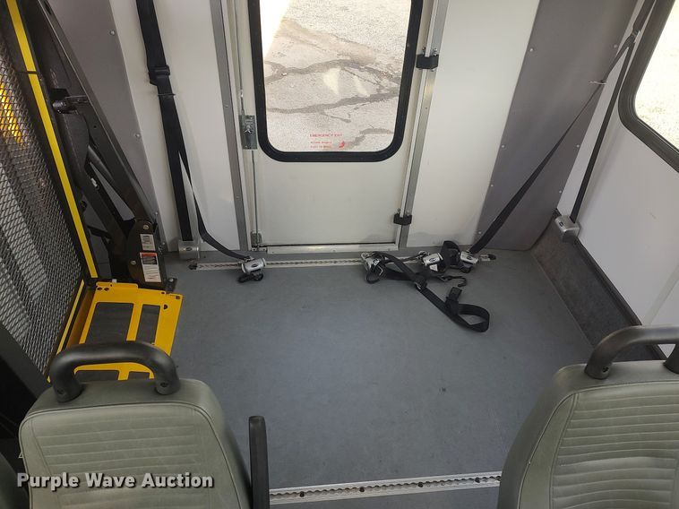 image for item MM9963 2017 Ford E350 Super Duty  shuttle bus