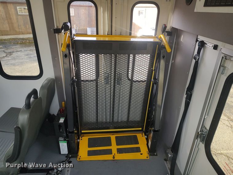 image for item MM9963 2017 Ford E350 Super Duty  shuttle bus