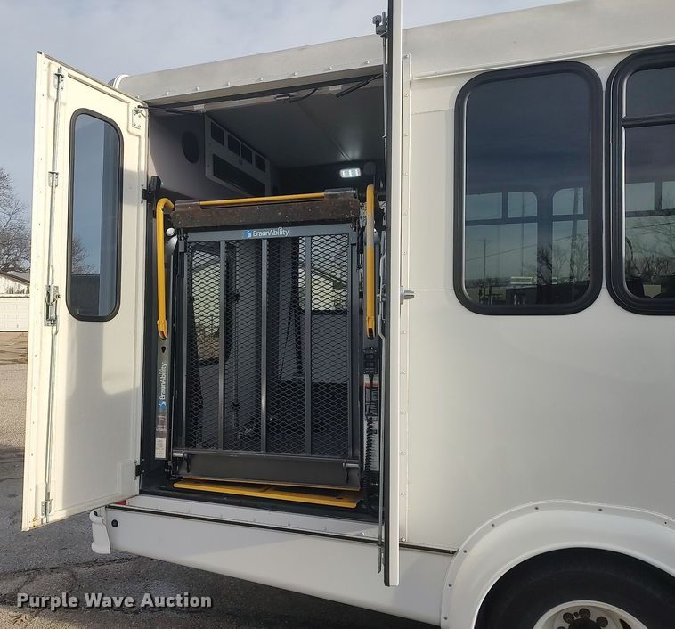 image for item MM9963 2017 Ford E350 Super Duty  shuttle bus