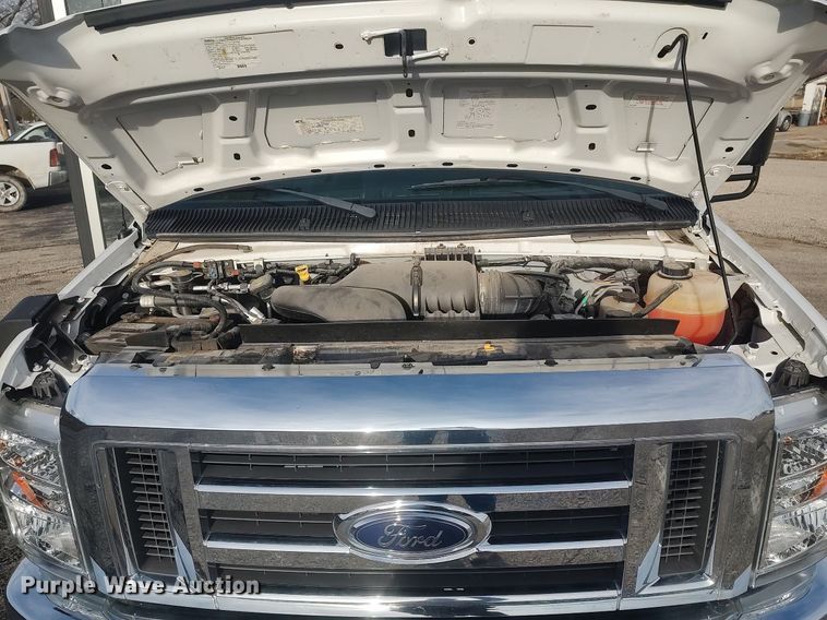 image for item MM9963 2017 Ford E350 Super Duty  shuttle bus