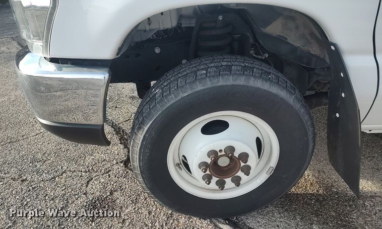 image for item MM9963 2017 Ford E350 Super Duty  shuttle bus