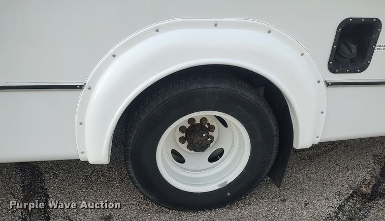 image for item MM9963 2017 Ford E350 Super Duty  shuttle bus