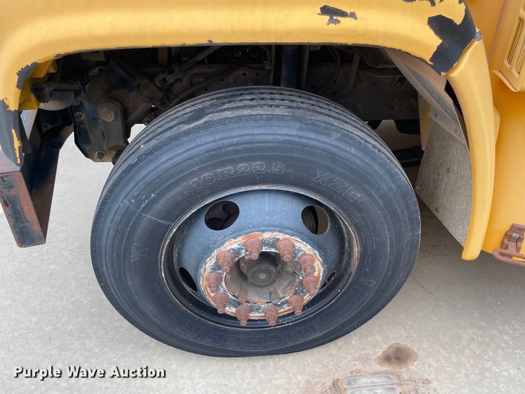 image for item MR9487 2000 Chevrolet 1700  school bus