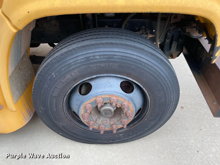 image for item MR9487 2000 Chevrolet 1700  school bus