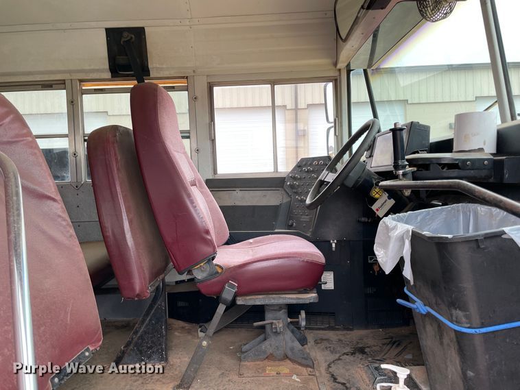 image for item MR9488 2000 Chevrolet 7200  school bus