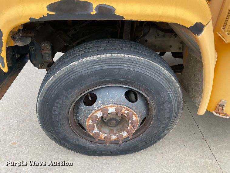 image for item MR9488 2000 Chevrolet 7200  school bus