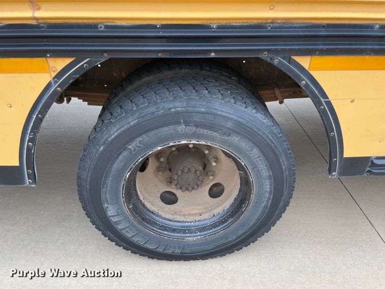 image for item MR9488 2000 Chevrolet 7200  school bus